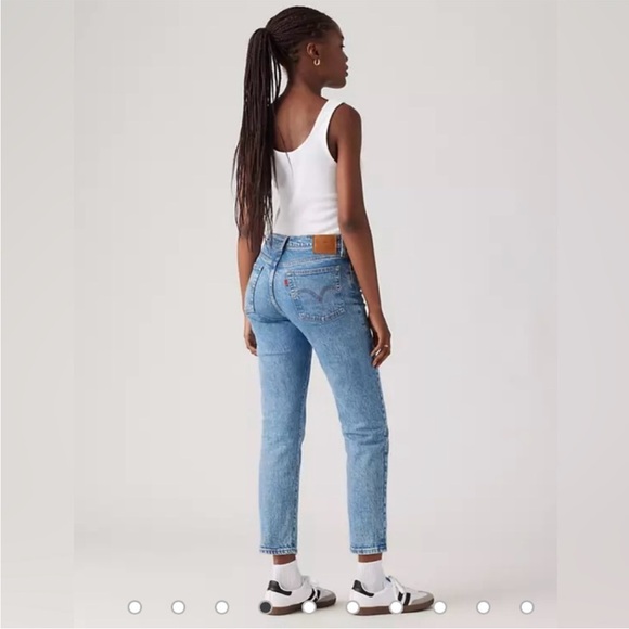 Levi’s Premium Wedgie Straight Jeans 28 Light Wash - Picture 2 of 6